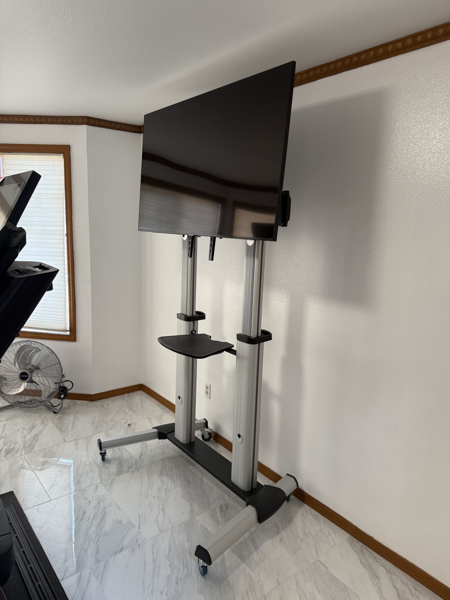 VIVO Heavy duty rolling TV stand