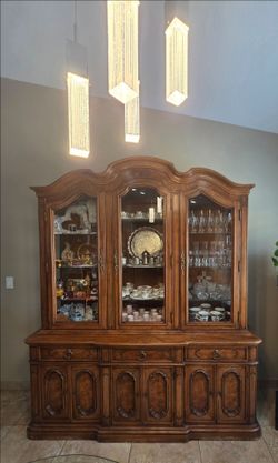 Vintage Thomasville Lighted China Cabinet / Hutch – Country French Style