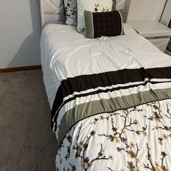 2 Twin Size Bed w/ Mattress, Comforters, and Pillows