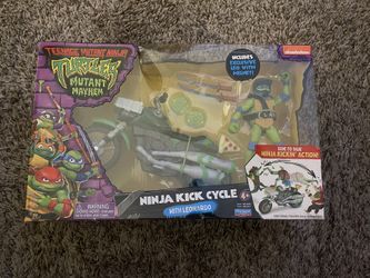 Side kicking Leonardo TMNT Mutant Mayhem
