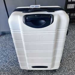 Hard Shell Spinner Suitcase – 4 Wheels, Great Condition