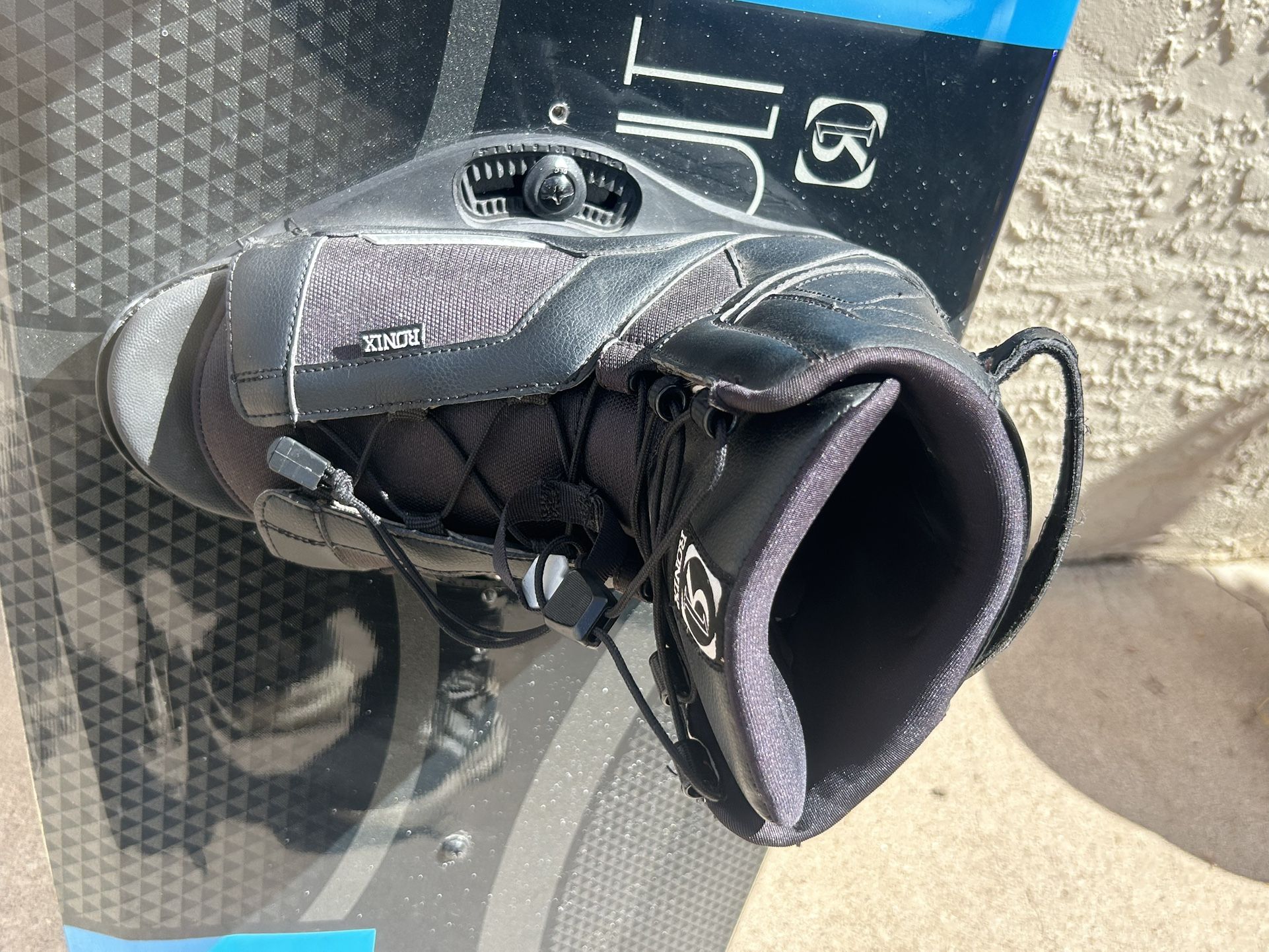 Ronix Vault wakeboard with bindings Water sports