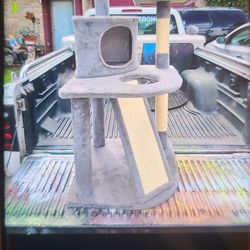 3  TIER  INDOOR  CAT  TOWER       (LIKE NEW  )  NICE !
