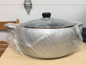 Brand new, pot cookware, 5.88 liters, weight less than 2 pounds