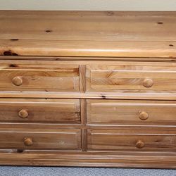 Broyhill Knotty Pine Dresser with Mirroe