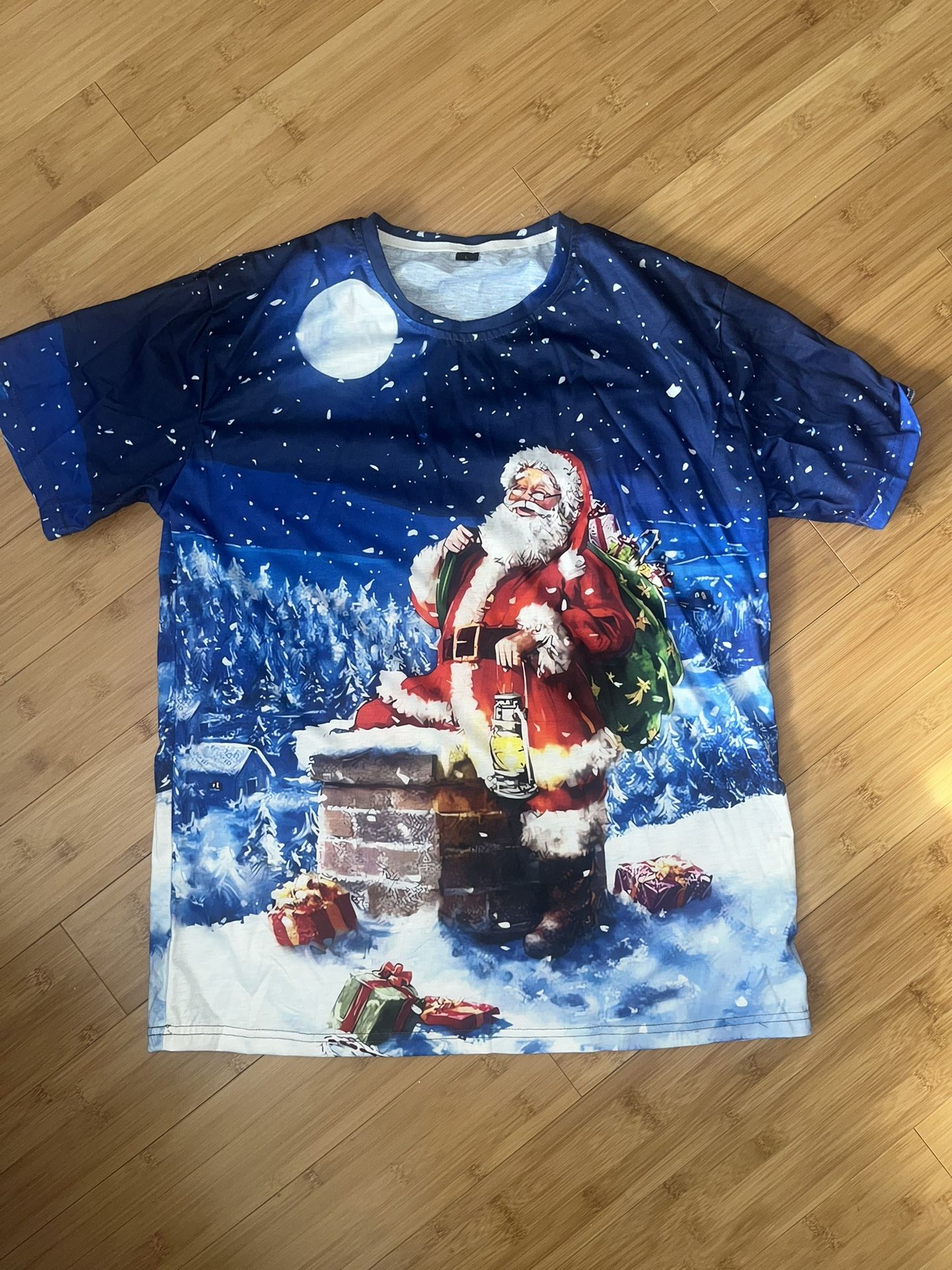Festive Santa Claus t-shirt with a vibrant Christmas scene. Perfect for holiday celebrations. Nylon, mint condition.