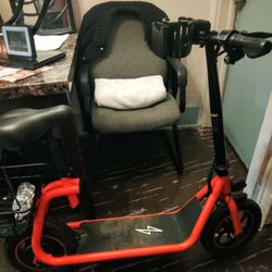 Looks New Perfect Condition Red Electric Scooter 🛵..Comes With Key And Charger ❤️