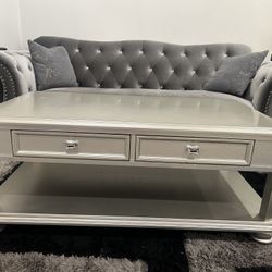 Big Sofa And Coffee Table 