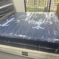 KING SIZE STEARNS & FOSTER STUDIO PILLOW TOP MATTRESS & BOX SPRINGS BED SET