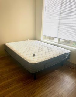 Like New Mattress: Explorer 300 Firm mattress, with pocketed coils from Parklane Mattress