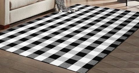 New 5x8 washable area rug plaid blk & white. Great picnic blanket theme also