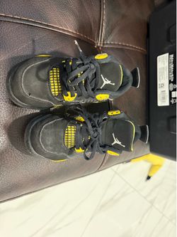 Jordans, black and yellow excellent condition size 12