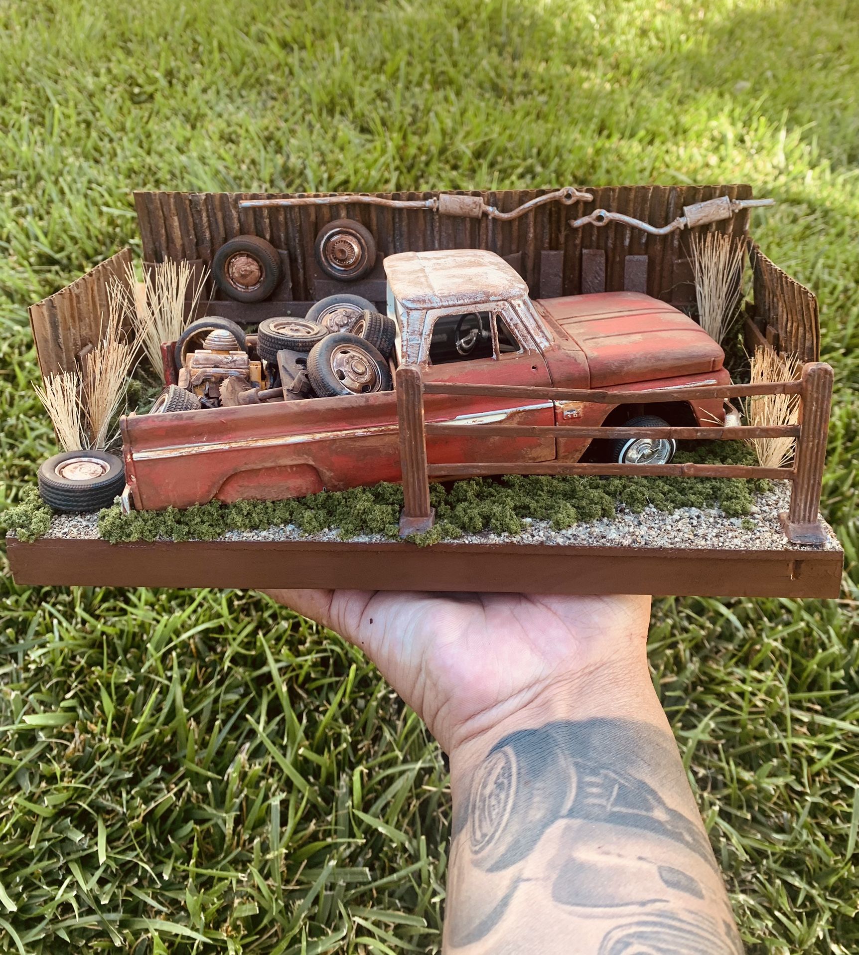Junk Lowrider Truck Diorama 1/24 Scale