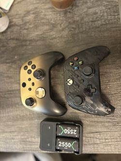 Xbox One Controllers And Battery Pack 