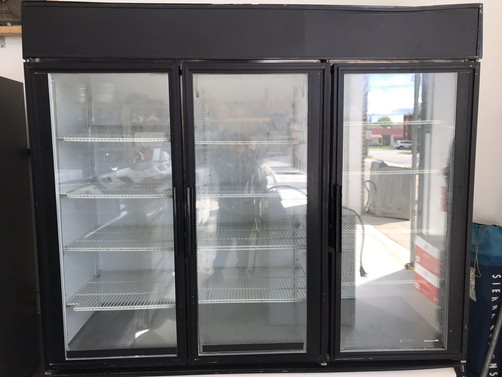 COMMERCIAL REFRIGERATOR