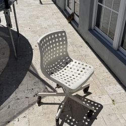 Si ya muy cómoda y buena calidad con ruedas grandes de silicona