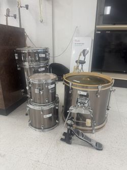 Mapex 5pc Drum Set (Missing 1Leg) 