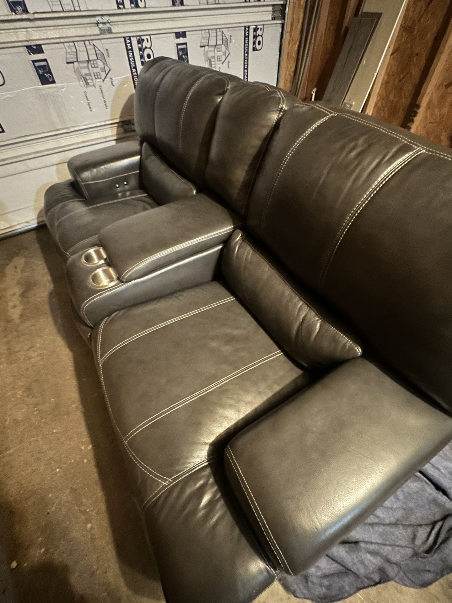 Love Seat Reclinable With Console