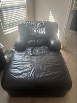 Black Leather Lounge Chair / Oversized Chaise – Comfortable & Stylish