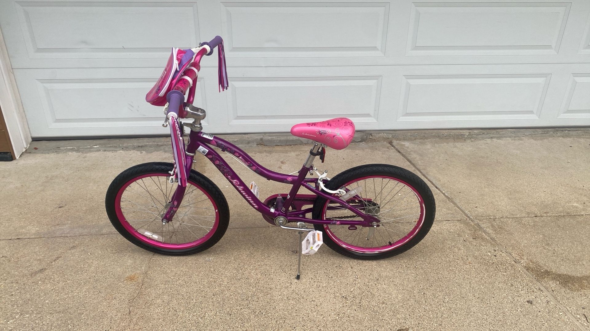 Pink Schwinn Hazel Schwinn Deelite Size 20 Kids Bike