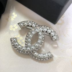 Chanel brooch Chanel pearl crystal CC logo brooch for Sale in Chicago, IL -  OfferUp