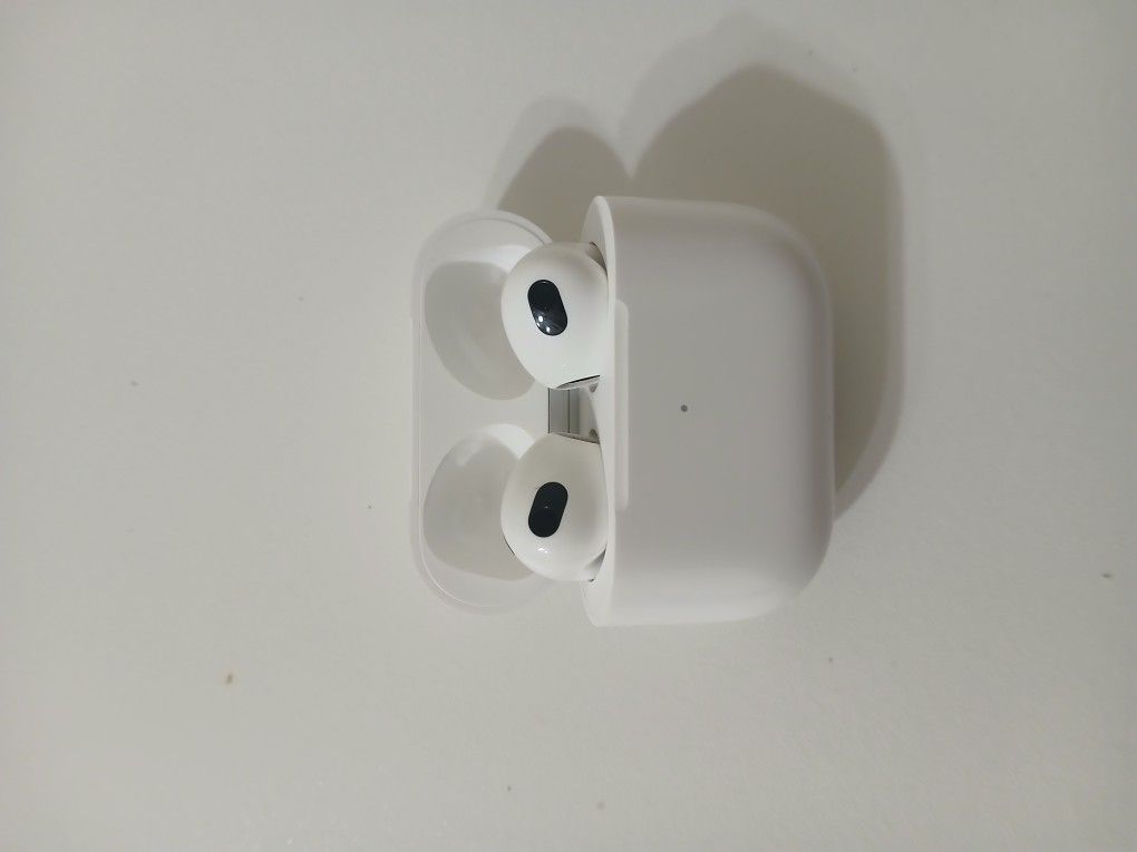 APPLE AIR PODS 3RD GENERATION (USED)