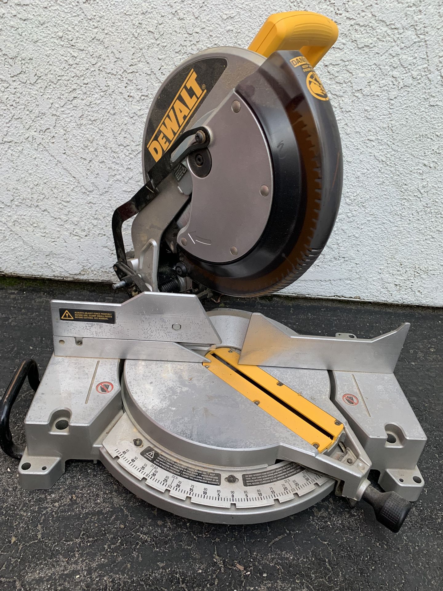 DeWalt 15 amps 12 in. Corded Compound Miter Saw