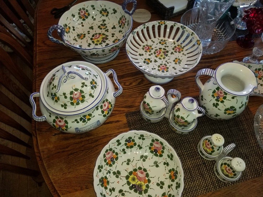 Serving dishes, kitchen dish set
