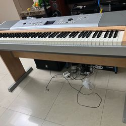 Yamaha DGX-620 Portable Grand Digital Piano In Silver With A Light Wood Accent