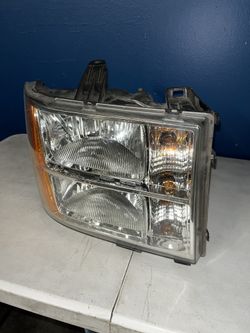 2010 GMC Sierra 1500 SLE Passenger Side Headlight