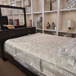 2587.... Queen Bed Dresser And Mirror 