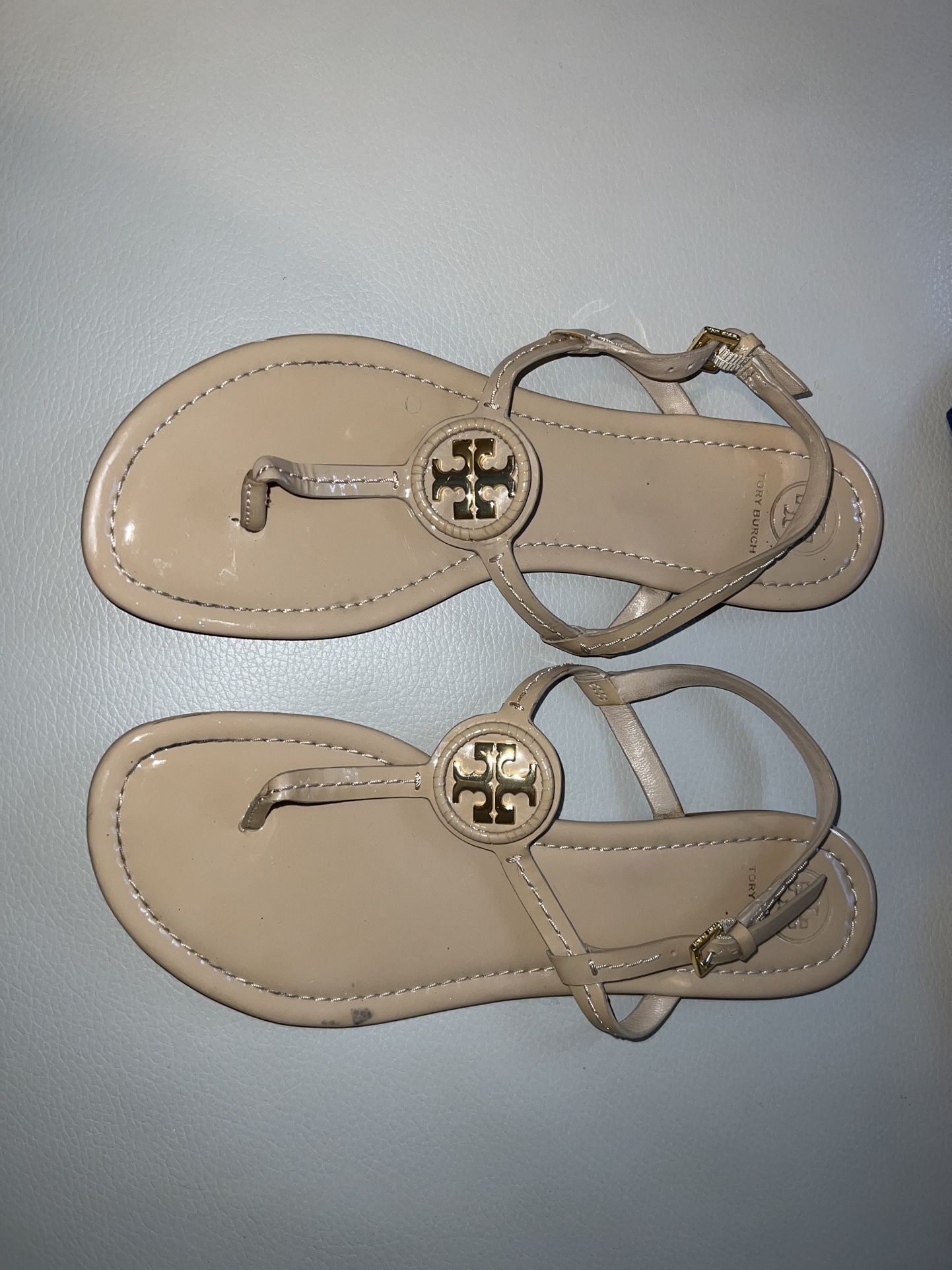 Tory Burch Women’s sz 10 Sandals Dillan Tan Patent Leather Gold Logo T Strap Thong
