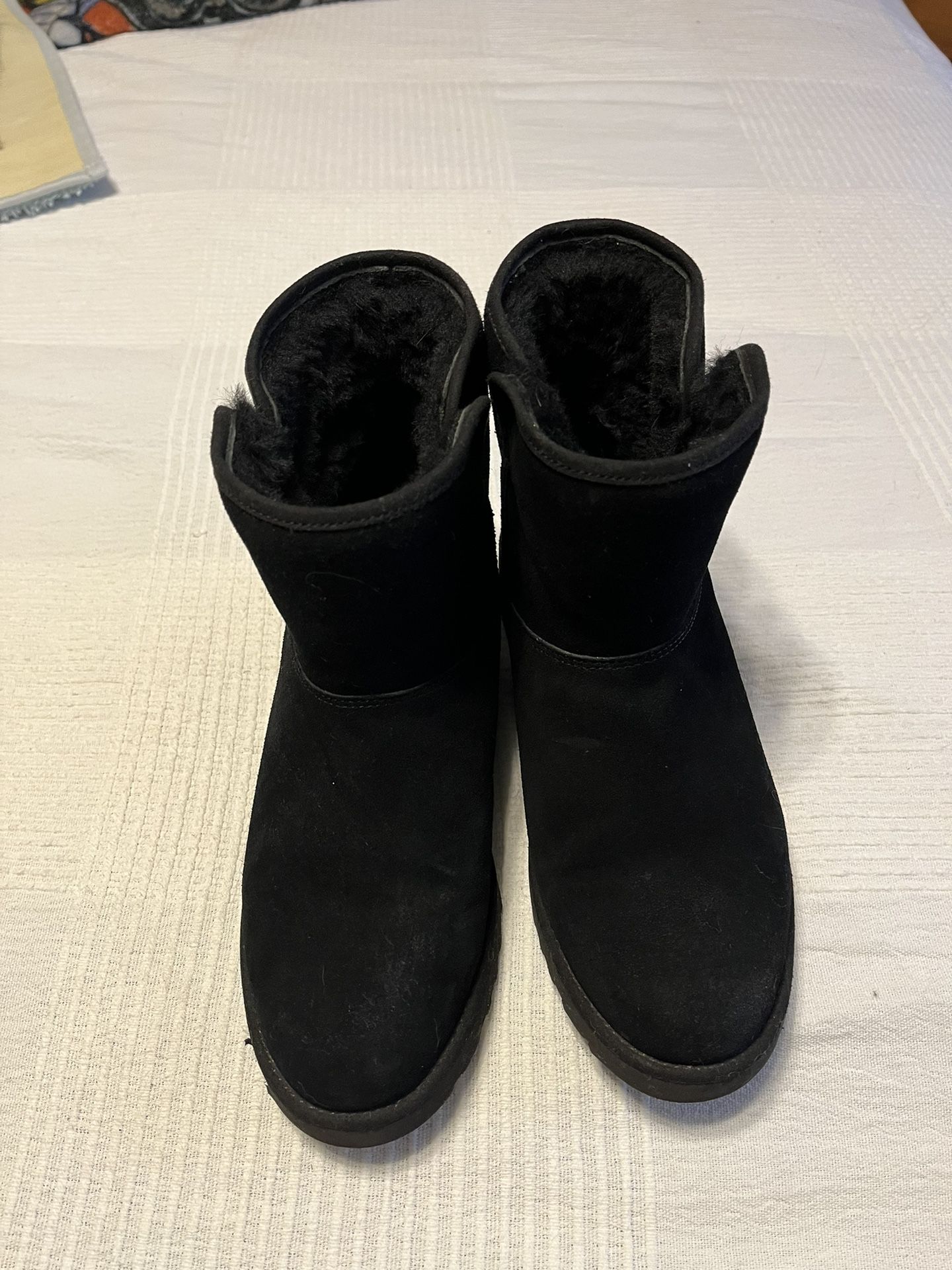 Women’s Ugg Mini Boots. Size 7.5
