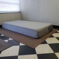 Twin size Casper mattress - can DELIVER almost anywhere for $20 extra - gently used and in very good condition 😍