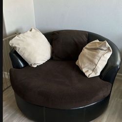 Oversize crown spinning love seat