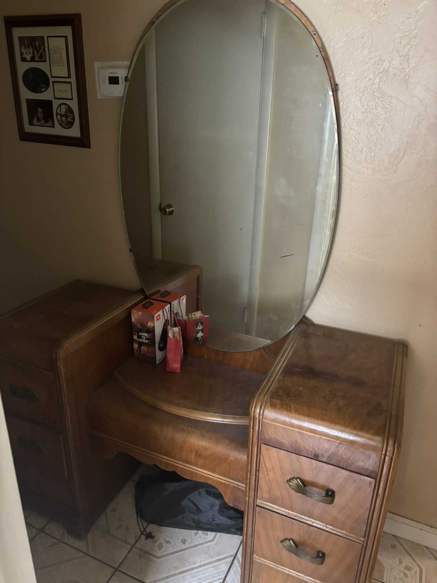 Dresser With Mirror