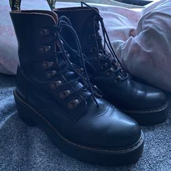 Size 7 Dr. Martens LEONA 🗣️