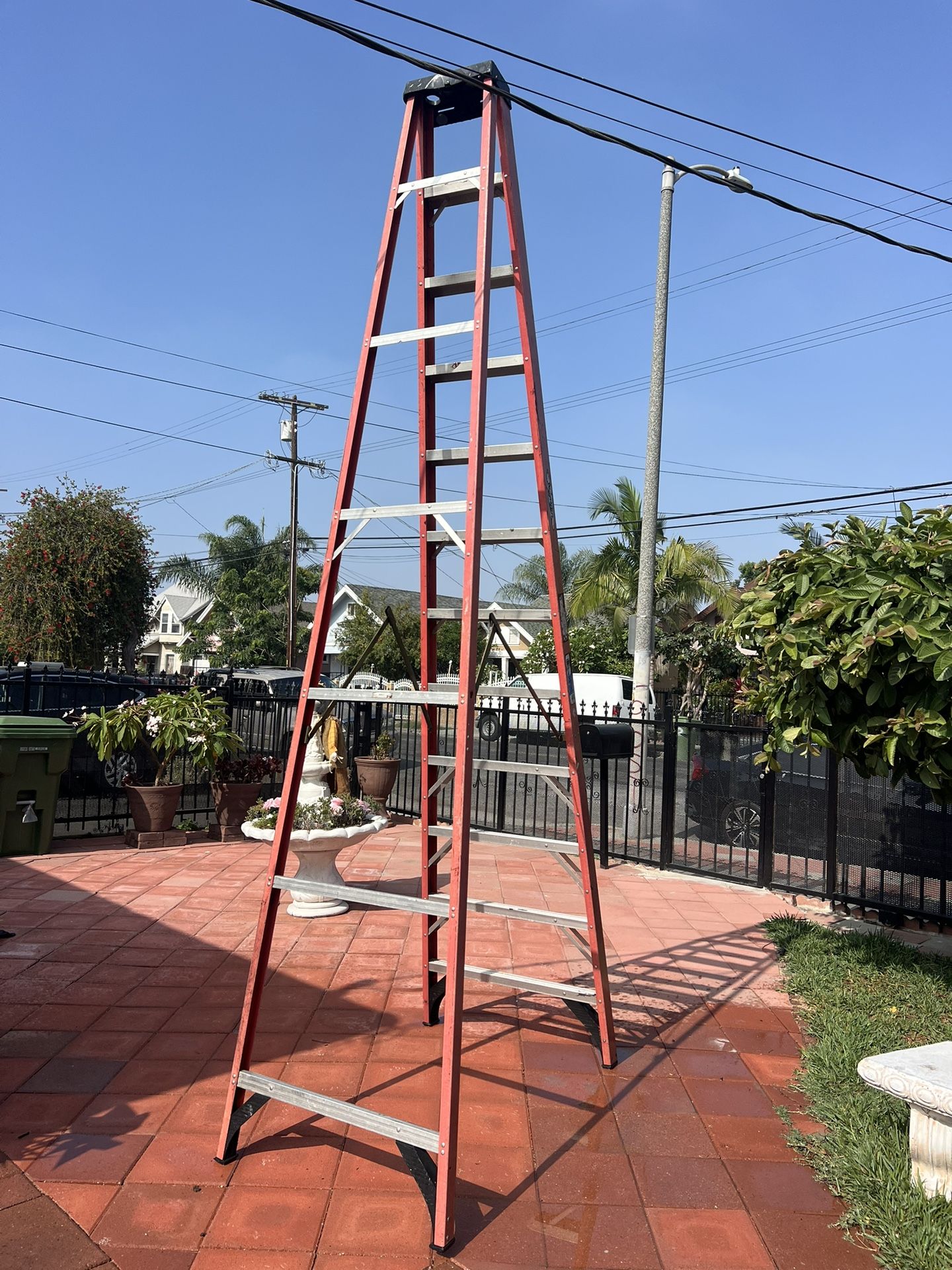 Escalera de 12 pies de fibra de vidrio buenas condiciones.