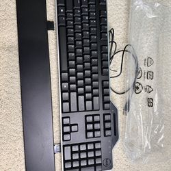 Dell KB813t Black USB English Keyboard with Smart Card Reader. New.