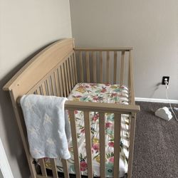Convertible baby crib with mattress 