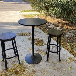 Table with Bar Stool Chairs 