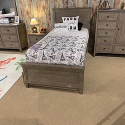 Twin Bedroom Set.  4-pc.  (Bed, Nightstand, Dresser, Mirror) 