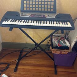 Yamaha Keyboard PSR 172 with stand and Lesson Books