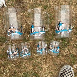 Three plastic pictures and 4 cups never used