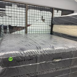 KING SIZE SIMMONS BEAUTYREST BLACK SERIES 3 (MEDIUM) MATTRESS & BOX SPRINGS BED SET