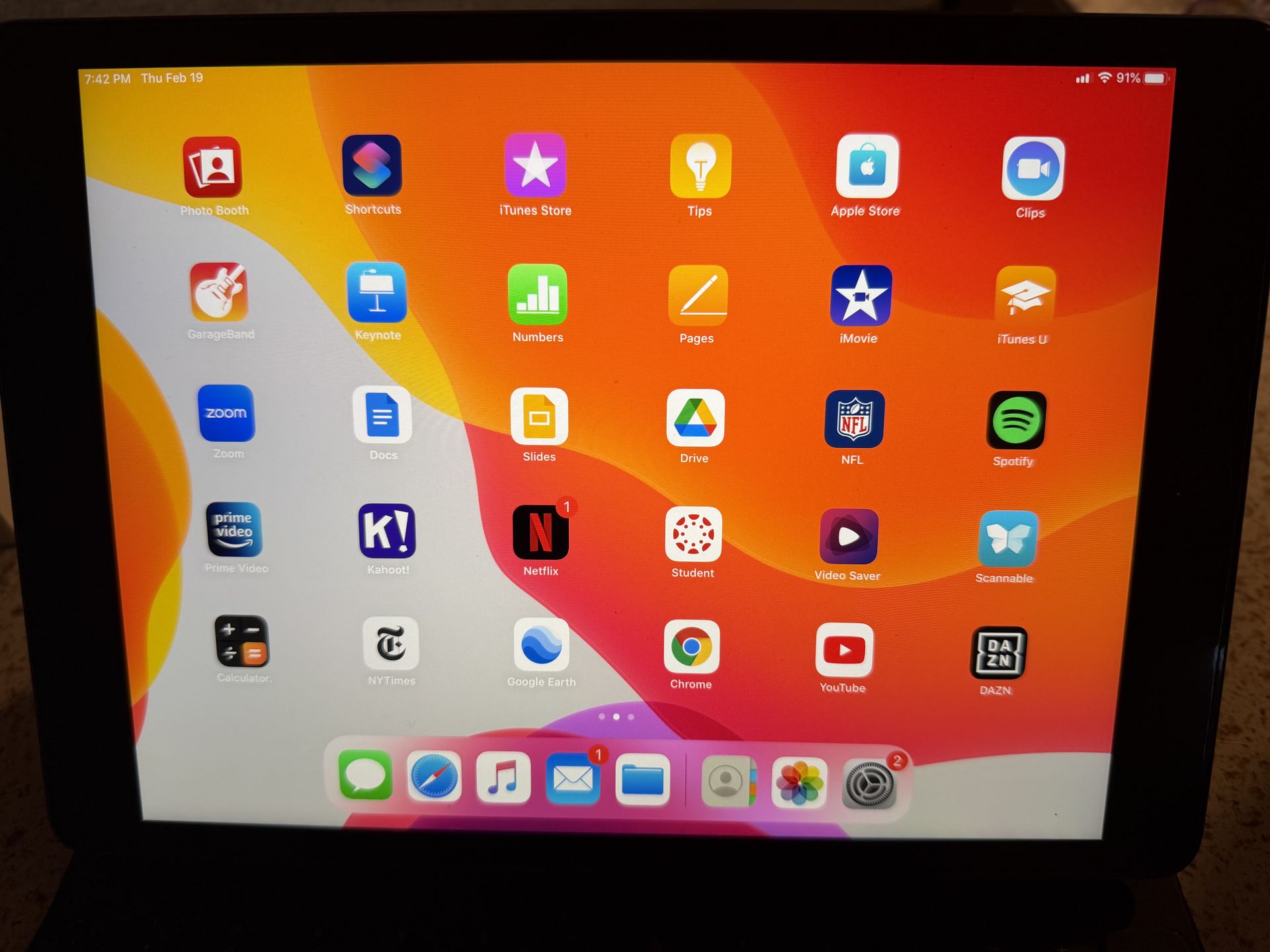 Good used IPad 7th gen 10.2 inch screen Unlocked WiFi/Cellular in gray 32gb $169 firm