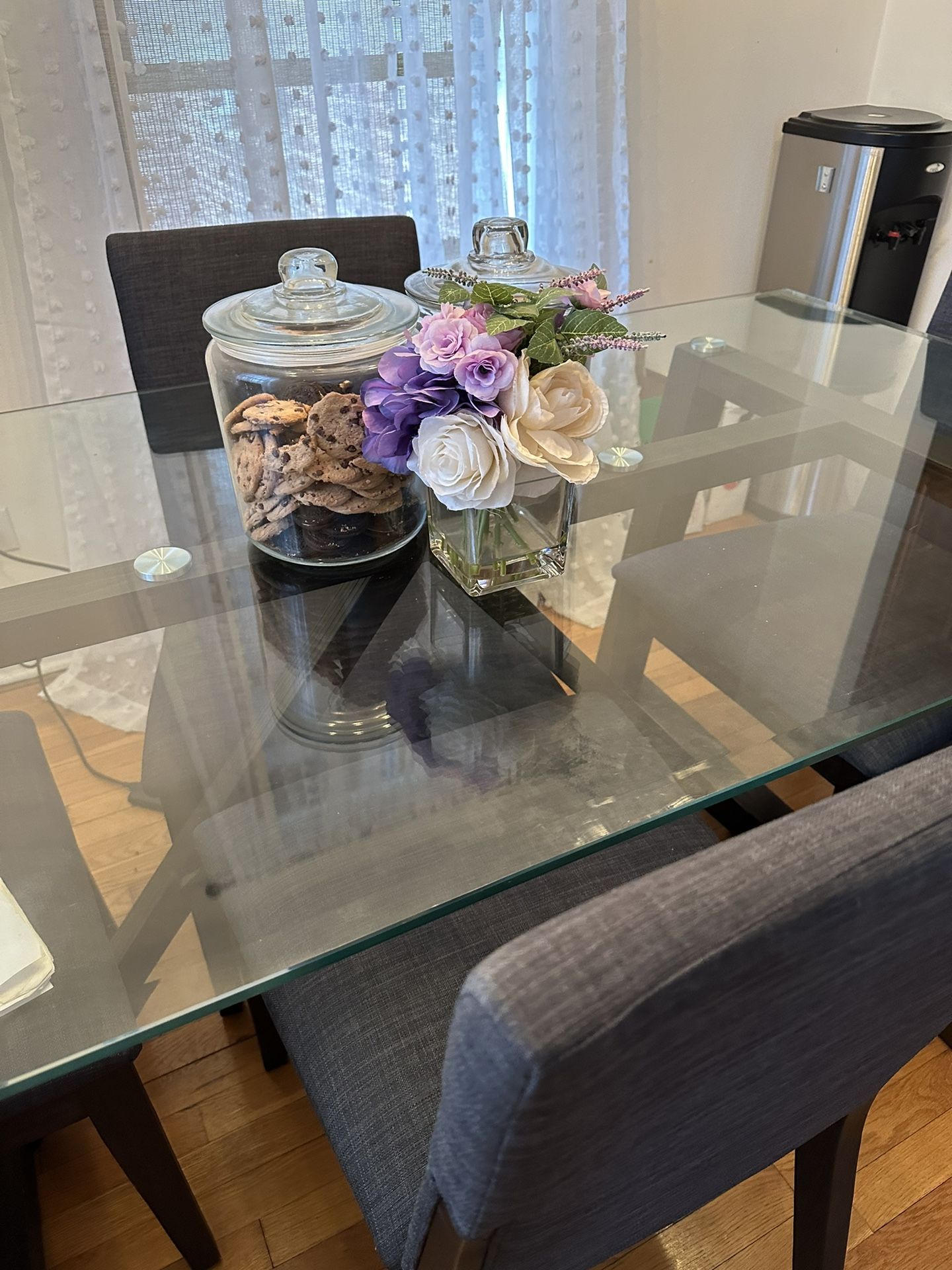 LIKE NEW DINING TABLE WITH 4 Chairs