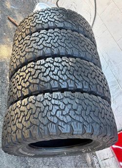275/70//17 bfgoodrich Selling a set of 4 tires in excellent condition 🫡