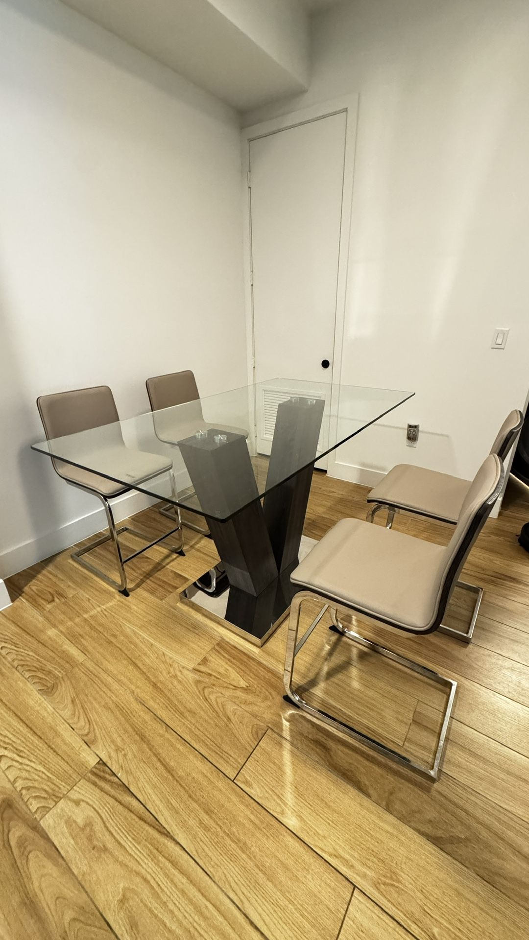 NEW Table & Chairs : CITY FURNITURE!!