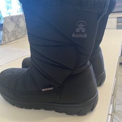 Women’s Kamik snow boots (Size 9)